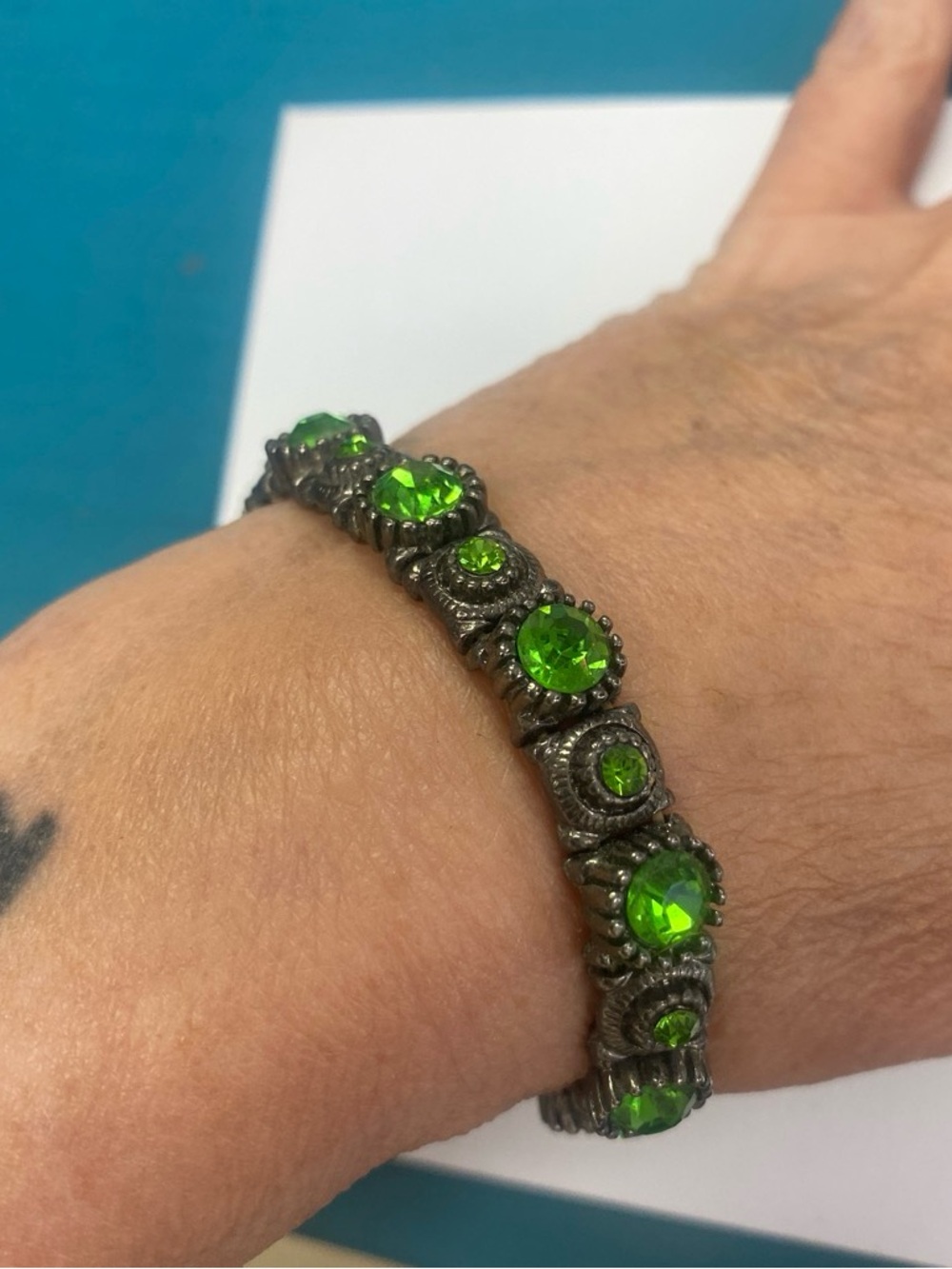 Vintage-Inspired Green Crystal Stretch Bracelet